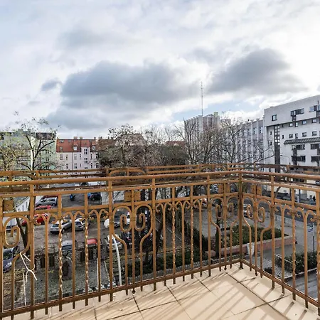 Przytulne I Komfortowe Studia Very Berry W Poznaniu By Renters Apartment Posen