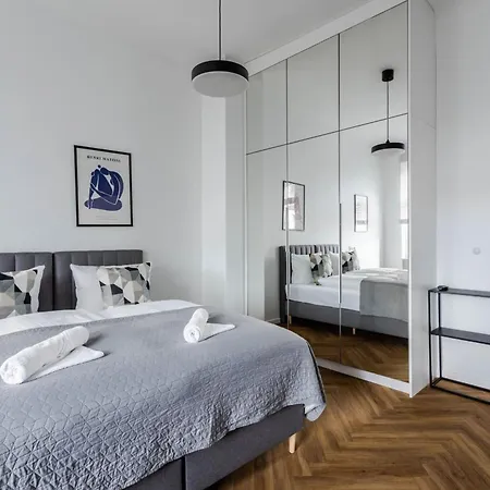 Przytulne I Komfortowe Studia Very Berry W Poznaniu By Renters * Πόζναν